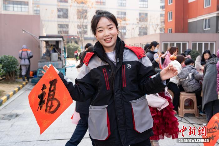 配達員約100人が春節気分を味わう食事会　浙江省杭州