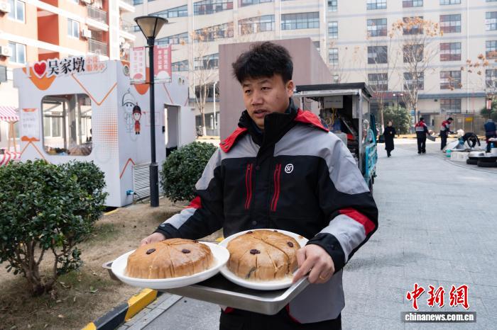 配達員約100人が春節気分を味わう食事会　浙江省杭州