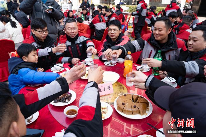 配達員約100人が春節気分を味わう食事会　浙江省杭州
