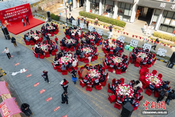 配達員約100人が春節気分を味わう食事会　浙江省杭州