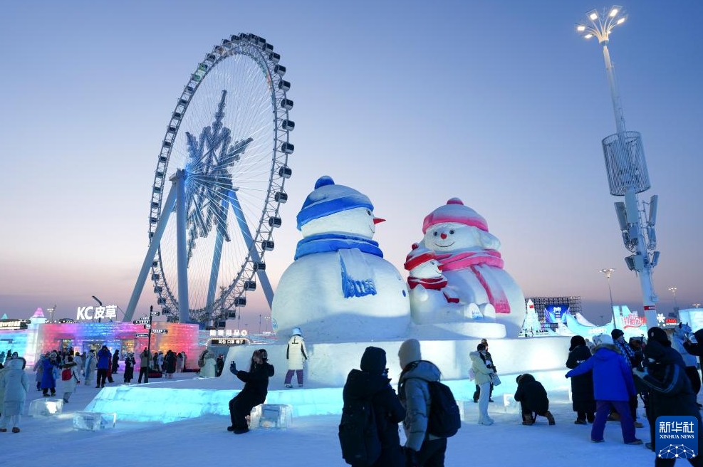 カラフルな光あふれる「夢幻の世界」　黒竜江省の哈爾浜氷雪大世界