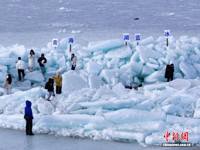 観光客から人気集める青海湖の「ブルーアイス」
