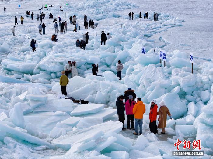 観光客から人気集める青海湖の「ブルーアイス」