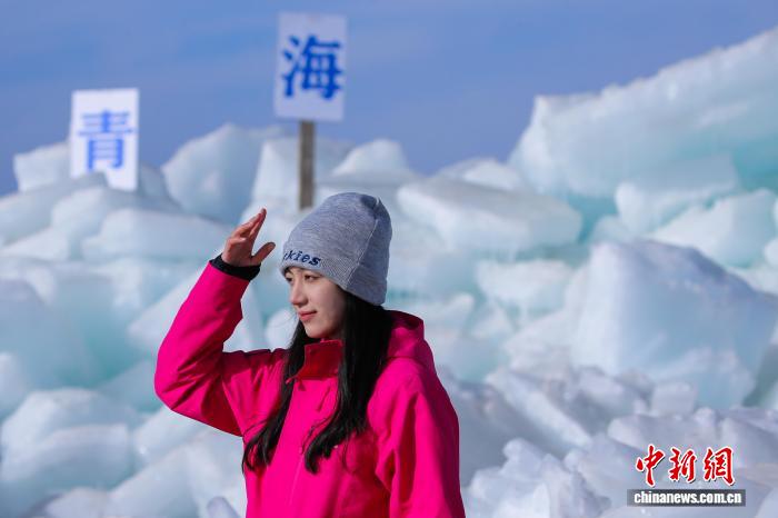 観光客から人気集める青海湖の「ブルーアイス」