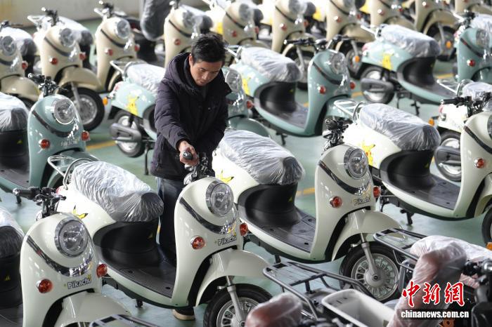 海外向け注文品の生産に追われるオートバイメーカー　貴州省銅仁