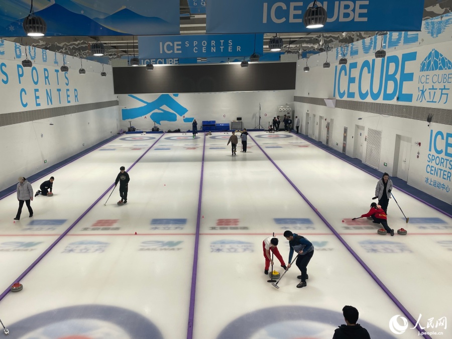 「擦冰（cā bīng）」の練習（撮影・勝又あや子）