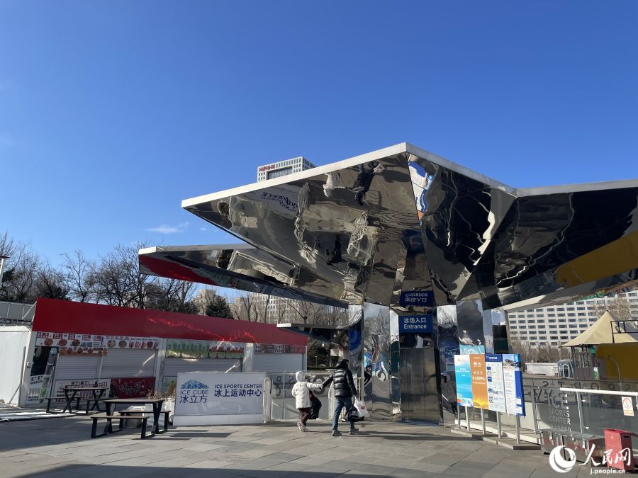 氷立方（アイスキューブ）の入り口（撮影・勝又あや子）