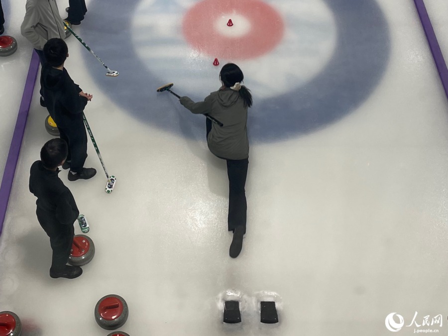 A姐とG姐は果たしてこのポーズができるのか？（撮影・勝又あや子）