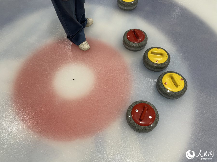 ハウスの中心に最も近いストーンのチームのみが得点になり、相手より内側のストーンの数が点数になる。赤いストーンのほうが近いので、赤が2点獲得。（撮影・勝又あや子）