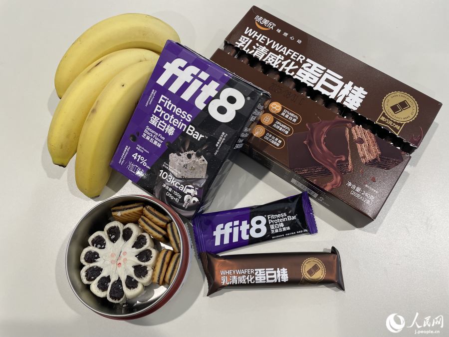 A姐とG姐のもぐもぐタイム（撮影・勝又あや子）