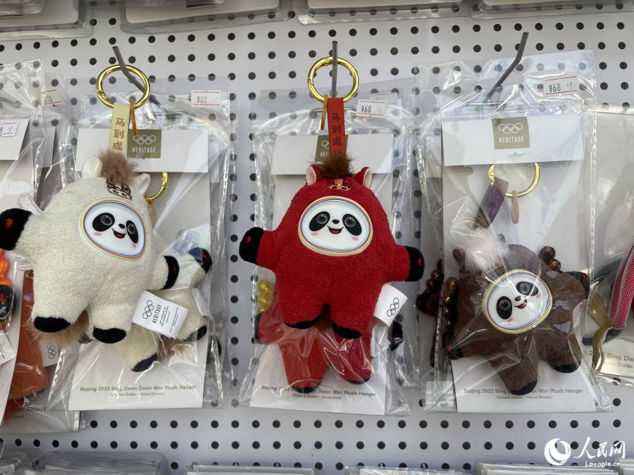 もこもこの着ぐるみ版「馬墩墩」（マードゥンドゥン）。ふさふさのたてがみがキュート（撮影・勝又あや子）