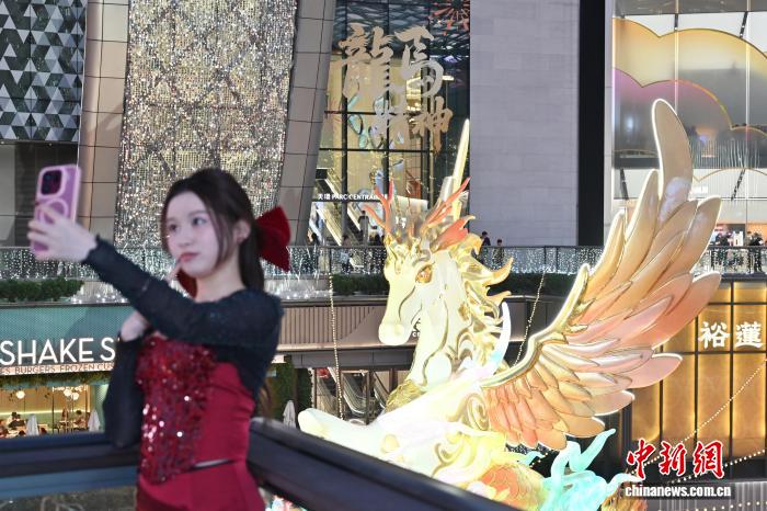 ペガサスのオブジェが街を彩り、春節ムードが濃厚に　広東省広州