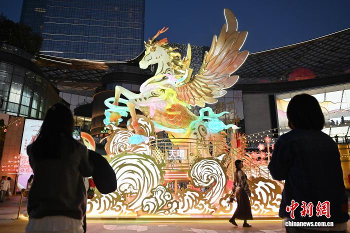 ペガサスのオブジェが街を彩り、春節ムードが濃厚に　広東省広州