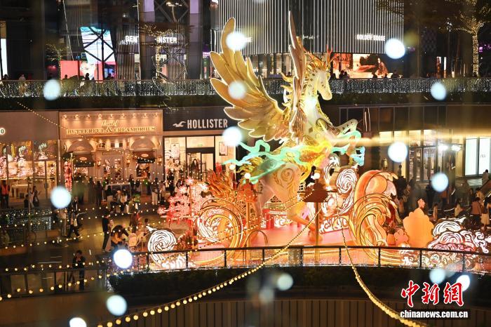 ペガサスのオブジェが街を彩り、春節ムードが濃厚に　広東省広州