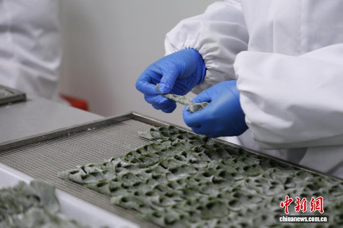 所得増を促す少数民族・畲族の伝統的な揚げ菓子　浙江省杭州