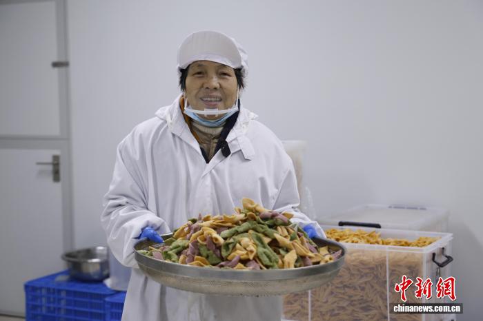 所得増を促す少数民族・畲族の伝統的な揚げ菓子　浙江省杭州