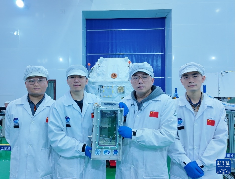 2025年12月2日、酒泉衛星発射センターで「神農開物2号」ペイロードチャンバーとともに記念撮影を行う重慶大学深宇宙探査連合研究チーム。(画像提供:重慶大学)