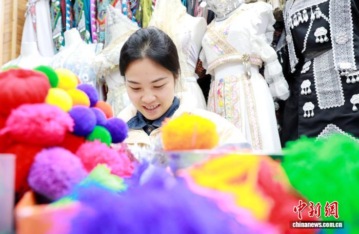 春節を控え、伝統の髪飾りを制作する広西侗族の女性たち