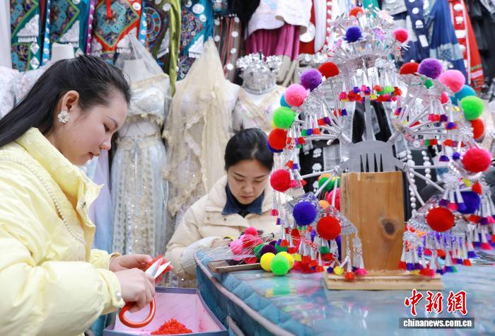 春節を控え、伝統の髪飾りを制作する広西侗族の女性たち