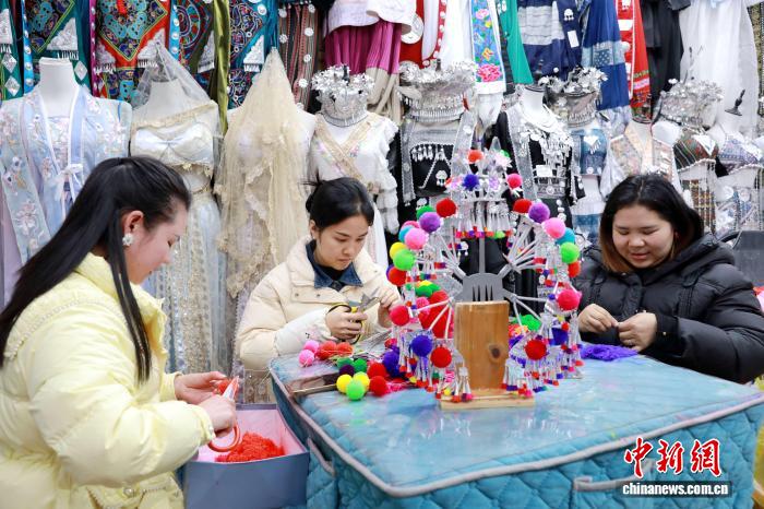 春節を控え、伝統の髪飾りを制作する広西侗族の女性たち