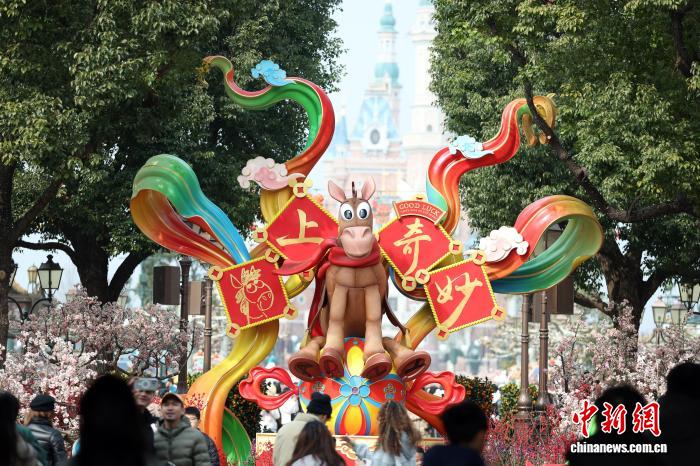 新春特別セレモニーで春節ムード高まる上海ディズニーリゾート