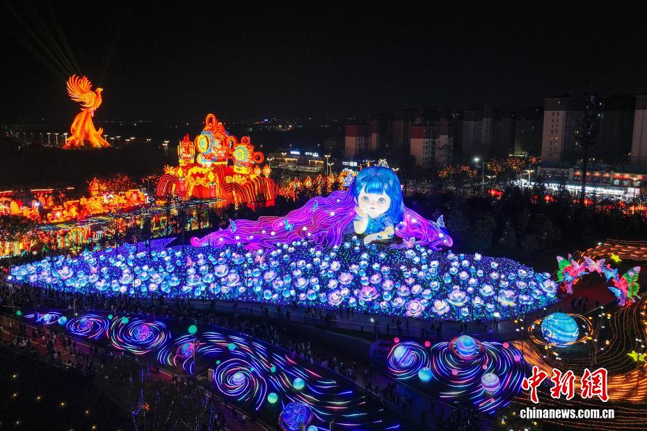 上空から眺める燦然と輝く第32回自貢国際恐竜ランタンフェスティバル　四川省