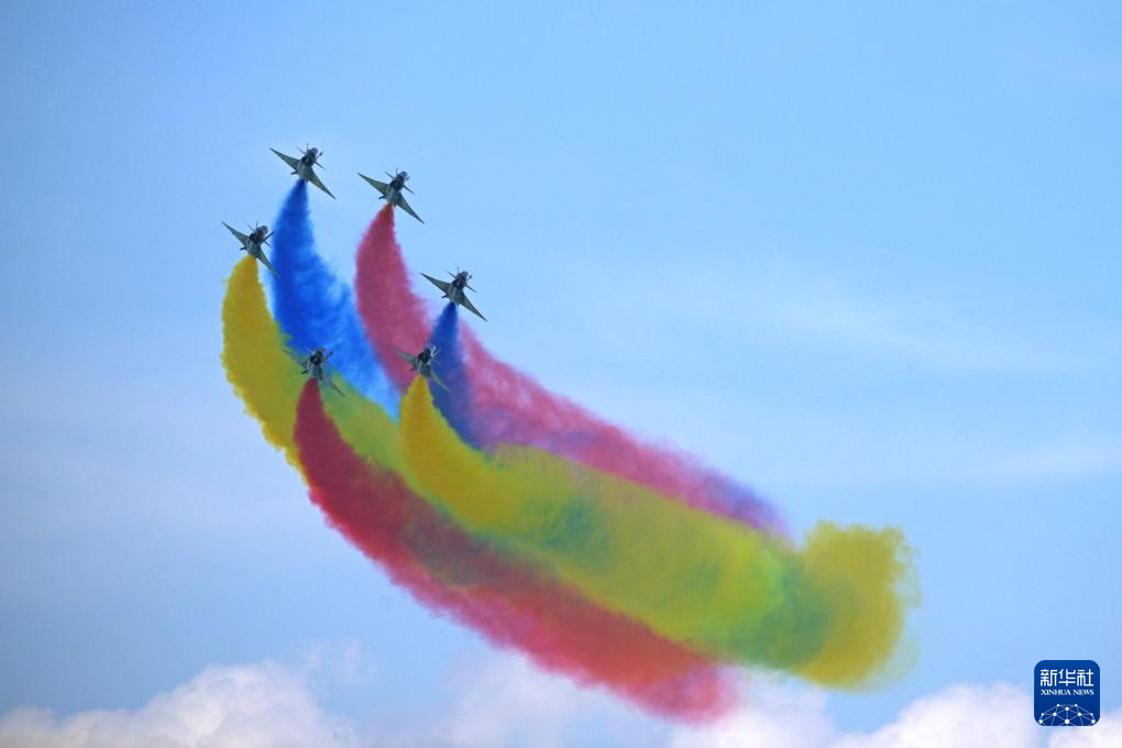 中国空軍「八一アクロバット飛行隊」が第10回シンガポール航空ショーに登場