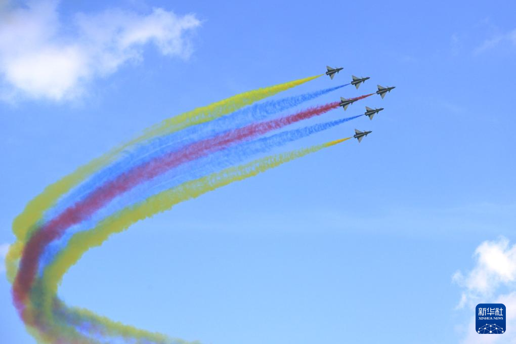 中国空軍「八一アクロバット飛行隊」が第10回シンガポール航空ショーに登場