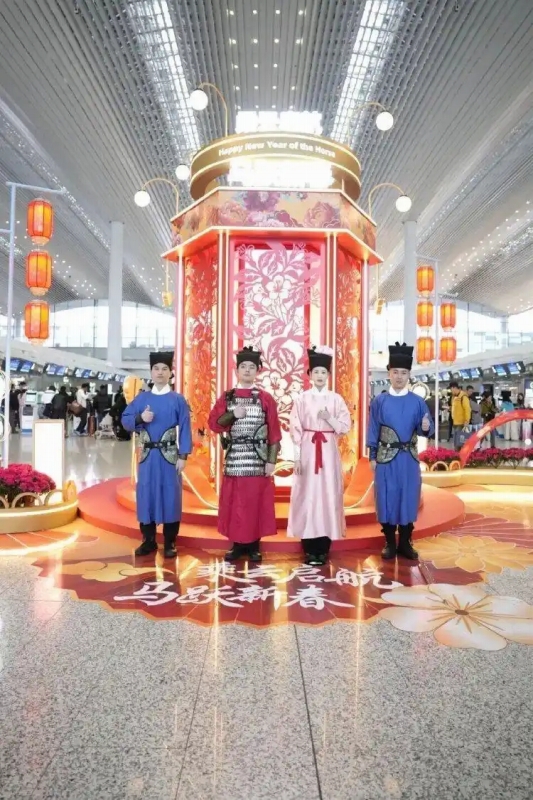 漢服姿の空港スタッフ（画像は空港の微信＜WeChat＞公式アカウントから）。