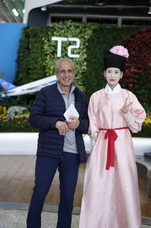 漢服姿のスタッフと写真を撮影する旅客（画像は空港の微信＜WeChat＞公式アカウントから）。