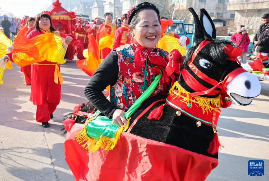 江蘇省連雲港市贛楡区墩尚鎮郷村のマーケットで、ロバの人形を使ったパフォーマンスを披露するパフォーマー（2月2日撮影・王健民）。