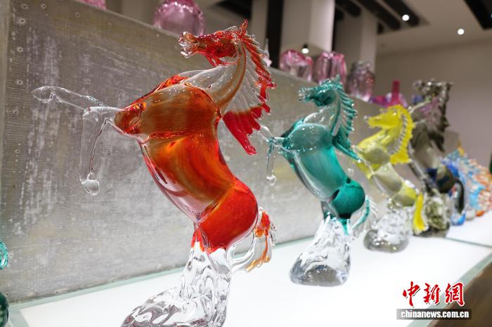淄博でガラス製の馬の生産がピークに　山東省