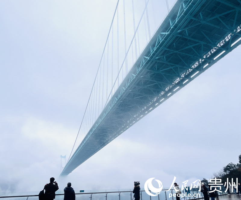 雲の中に架かっているような花江峡谷大橋（撮影・陳潔泉）。