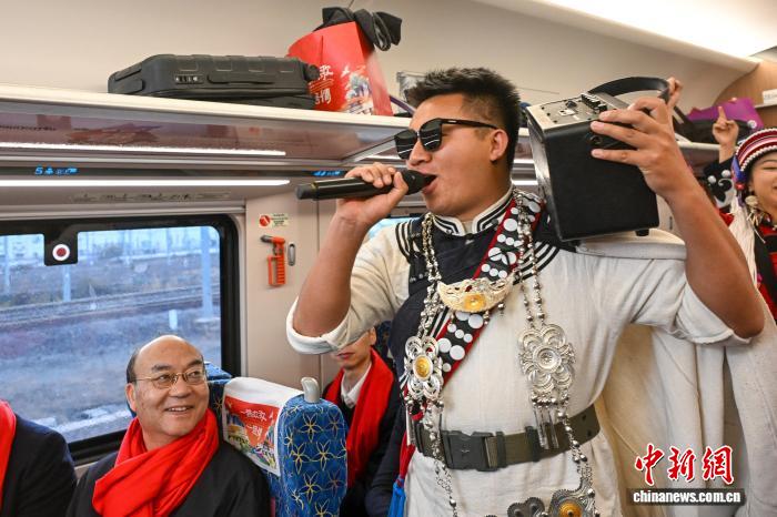 中国ラオス鉄道列車が「移動ステージ」に？