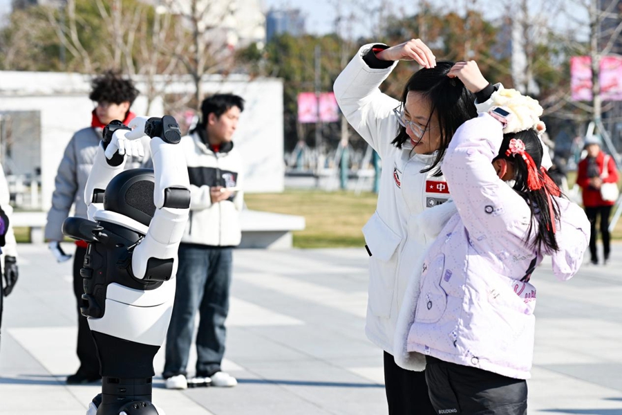 江蘇省の昆山都市広場でロボットと交流する市民。（撮影・袁新宇）