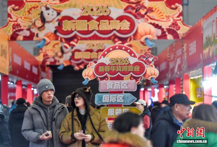 春節控え、年越し用品の買い出しに勤しむ市民　新疆・烏魯木斉