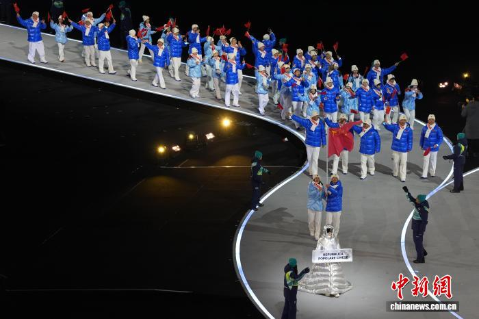現地時間2月6日夜、2026年ミラノ・コルティナ冬季五輪の開会式がイタリア・ミラノのサン・シーロ・スタジアムで開催された。写真は入場する中国代表団。撮影・蒋啓明