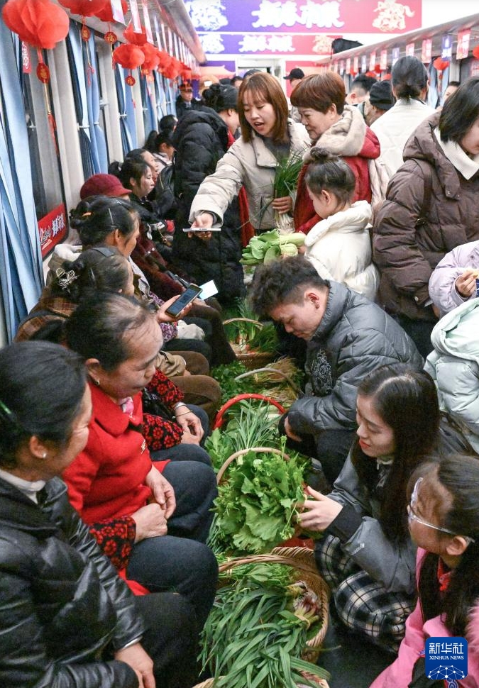 一足早く春節気分を味わえる山間部を走る「鈍行列車」　貴州省