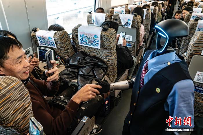 高速鉄道にロボット「乗務員」が登場　浙江省