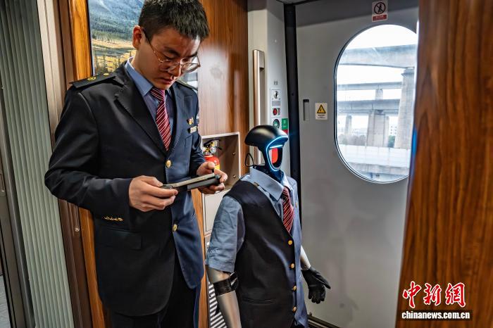高速鉄道にロボット「乗務員」が登場　浙江省