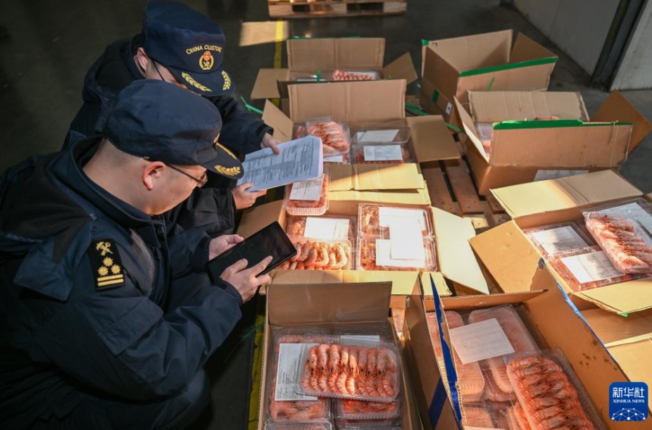 春節市場を目指して海外の生鮮食品が次々到着　天津
