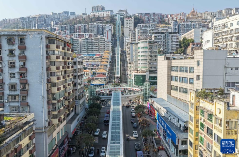 長さ905メートルの「神女大エスカレーター」のテスト運用スタート　重慶市巫山