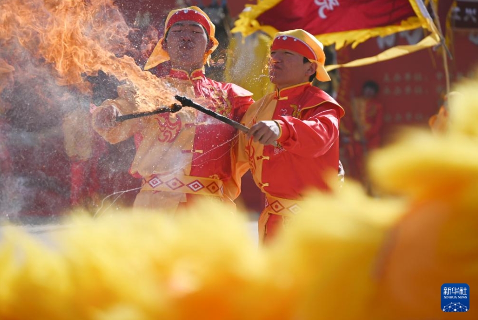 旧暦の12月23日にあたる2月10日、古代の土地神を祀る儀式に由来する祝賀行事「社火」でパフォーマンスを披露するパフォーマーたち(撮影・張暁亮)。