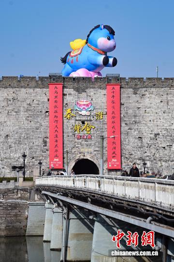 南京の観光スポット中華門に馬モチーフの特大エアバルーン登場
