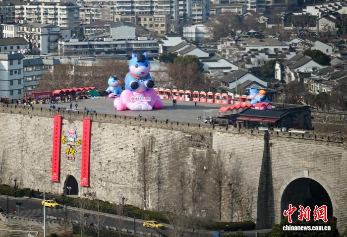 南京の観光スポット中華門に馬モチーフの特大エアバルーン登場