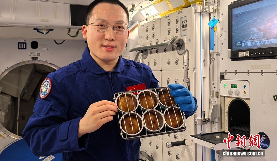 新たな宇宙グルメ！ 有人宇宙船「神舟21号」乗組員がケーキ作りに挑戦！