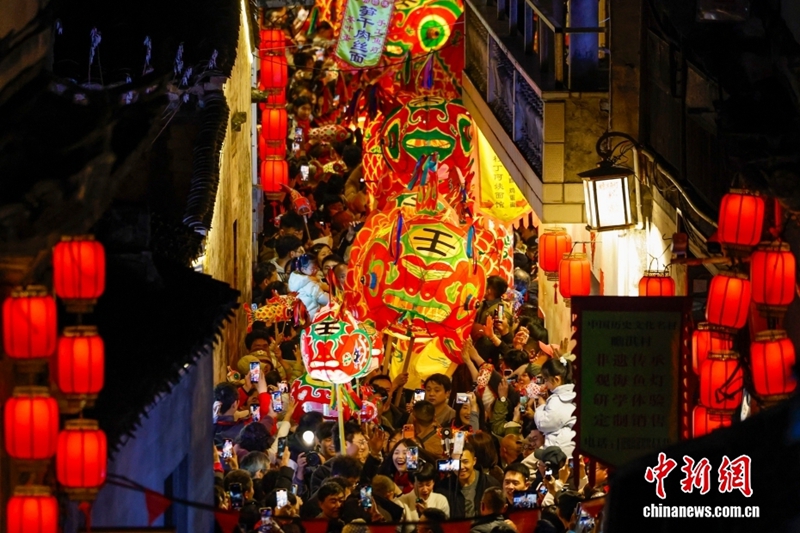 「魚灯」で迎える新春　安徽省黄山市