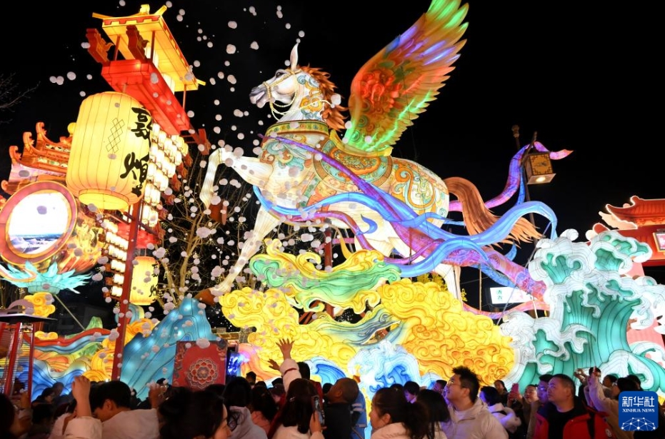 多彩な休日を満喫する中国各地の市民