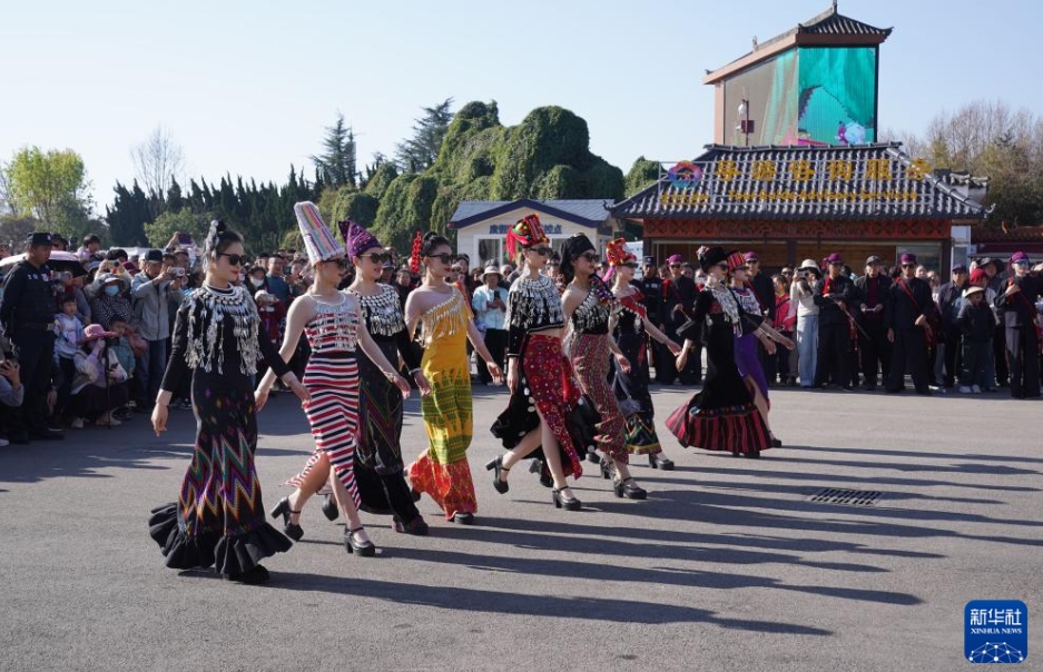 多彩な休日を満喫する中国各地の市民