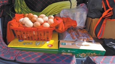 Uターンする車のトランクには両親の愛が「過積載状態」